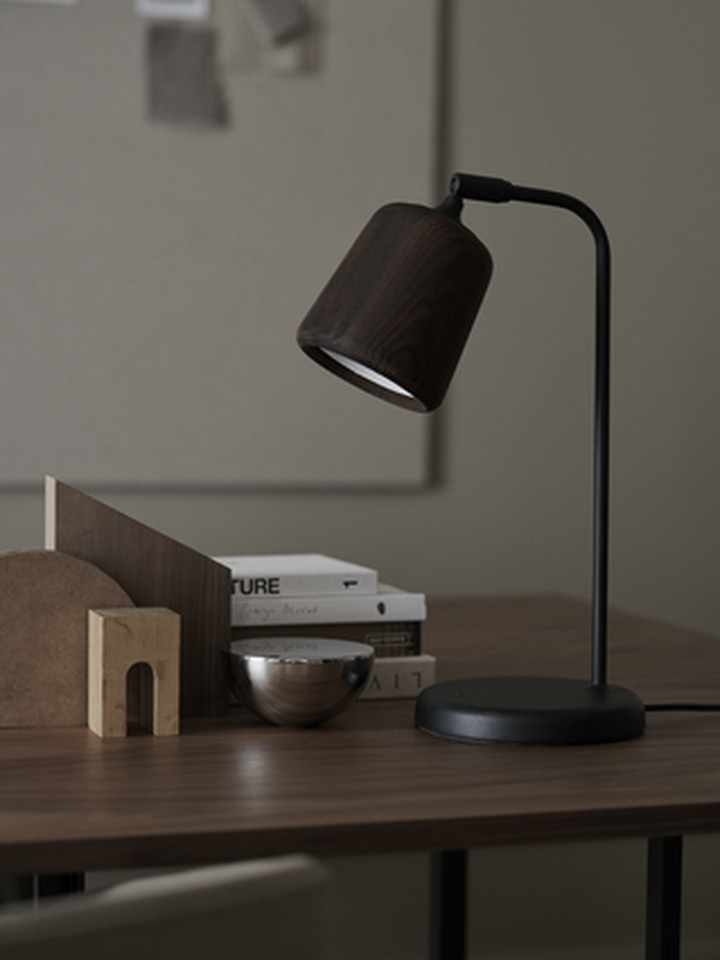 Material Bordlampe - Røkt Eik-Bordlamper-New Works-Eik-Nes__20133-Lightup.no