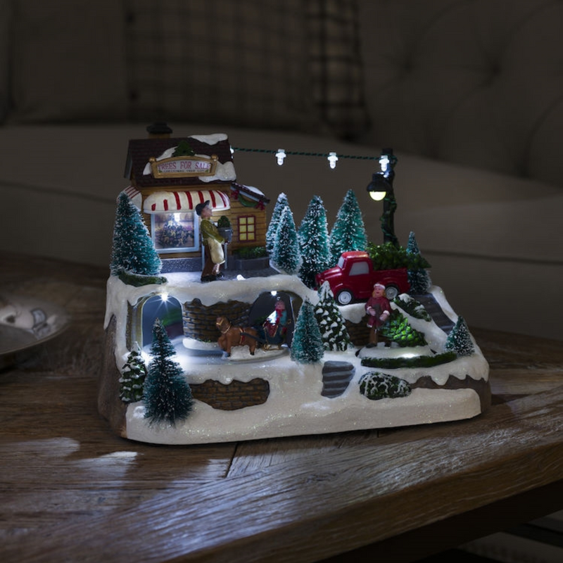 Mekanisk juleby med picup og juletre-Julebelysning dekor og pynt-Konstsmide-3447-000-Lightup.no