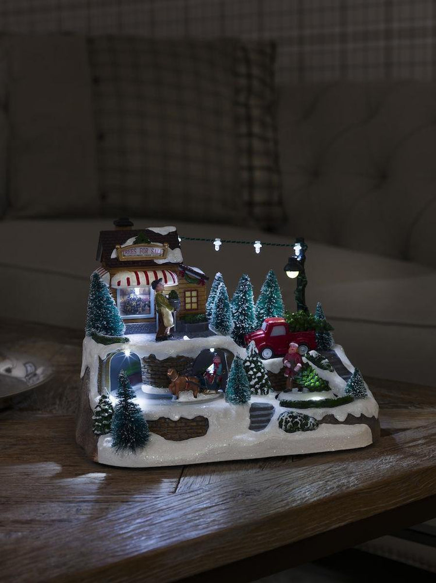 Mekanisk juleby med picup og juletre-Julebelysning dekor og pynt-Konstsmide-Flerfarget-3447-000-Lightup.no