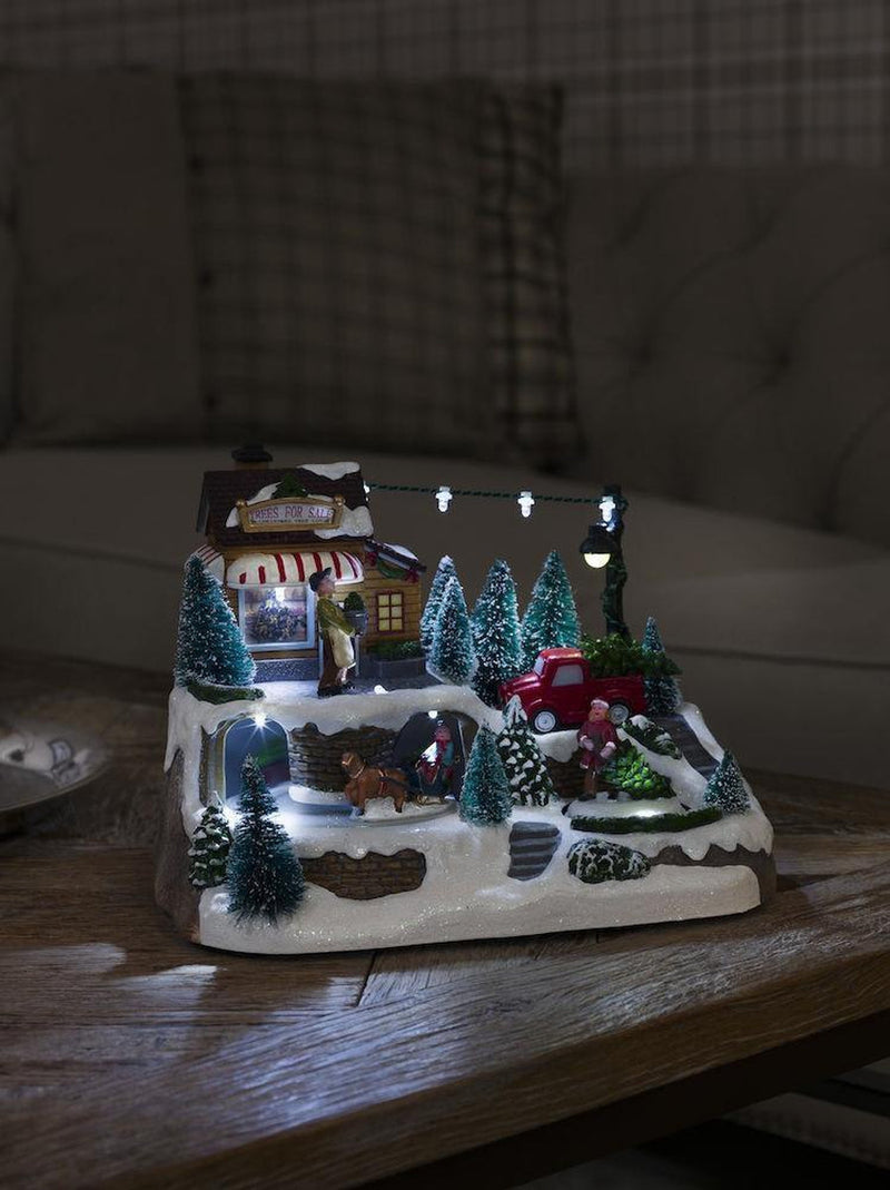 Mekanisk juleby med picup og juletre-Julebelysning dekor og pynt-Konstsmide-3447-000-Lightup.no
