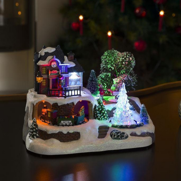 Mekanisk juleby med tog og akryltre-Julebelysning dekor og pynt-Konstsmide-3446-000-Lightup.no