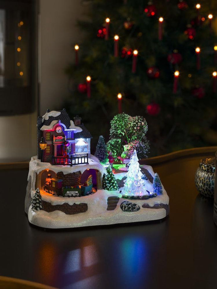 Mekanisk juleby med tog og akryltre-Julebelysning dekor og pynt-Konstsmide-3446-000-Lightup.no