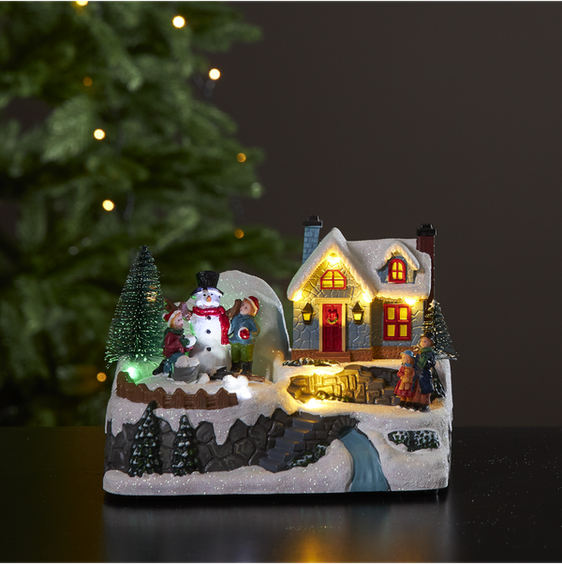 Panorama Winterville med lekende barn og snømann - Batteridrevet-Julebelysning dekor og pynt-Star Trading-992-48-Lightup.no