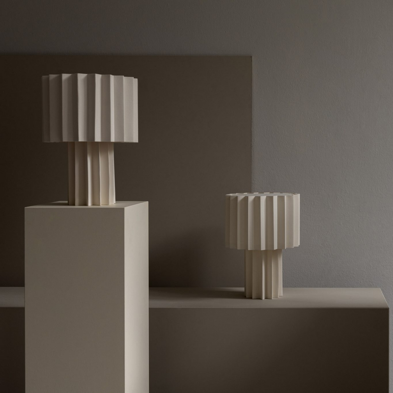 Plissé bordlampe - Hvit-Bordlamper-Örsjö-38026-01-Lightup.no
