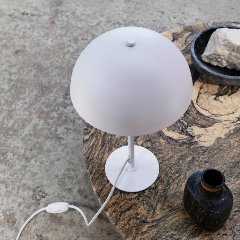 Stockholm bordlampe medium - Hvit-Bordlamper-Dyberg Larsen-DL-7032-Lightup.no