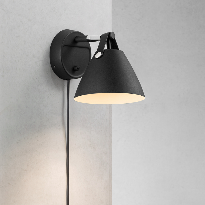 Strap vegglampe - Svart-Vegglamper-DFTP-Svart-84291003-Lightup.no