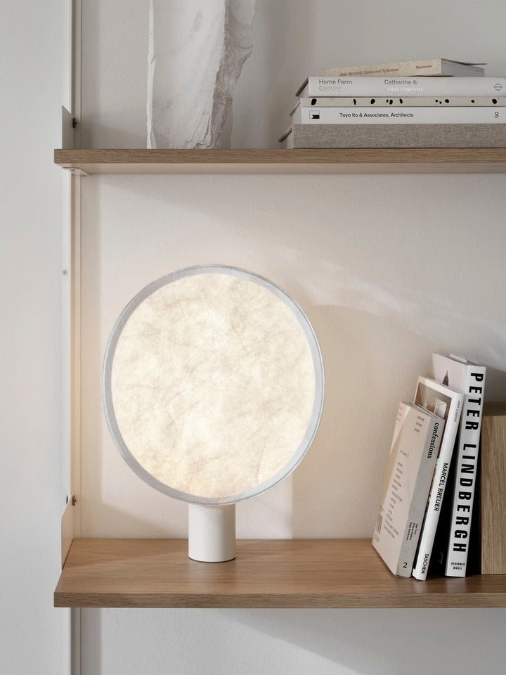 Tense Bærbar Bordlampe - Hvit Sokkel-Bordlamper-New Works-Hvit-Nes__21810-Lightup.no