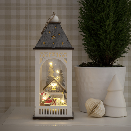 Trelykt med hus og julenisse - Hvit-Julebelysning dekor og pynt-Konstsmide-Hvit-3270-210-Lightup.no