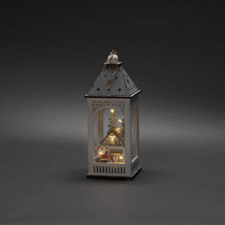 Trelykt med hus og julenisse - Hvit-Julebelysning dekor og pynt-Konstsmide-Hvit-3270-210-Lightup.no
