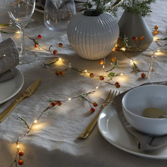 (Utgått) (Utgått) Slynge med bær og blomster 20 varmhvit LED - Batteridrevet-Julebelysning dekor og pynt-Konstsmide-3214-503-Lightup.no