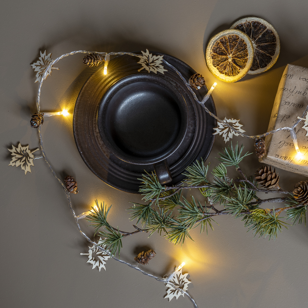 (Utgått) (Utgått) Slynge med blad og kongler 10 varmhvit LED - Batteridrevet-Julebelysning dekor og pynt-Konstsmide-3218-103-Lightup.no