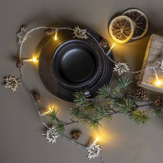 (Utgått) (Utgått) Slynge med blad og kongler 10 varmhvit LED - Batteridrevet-Julebelysning dekor og pynt-Konstsmide-3218-103-Lightup.no