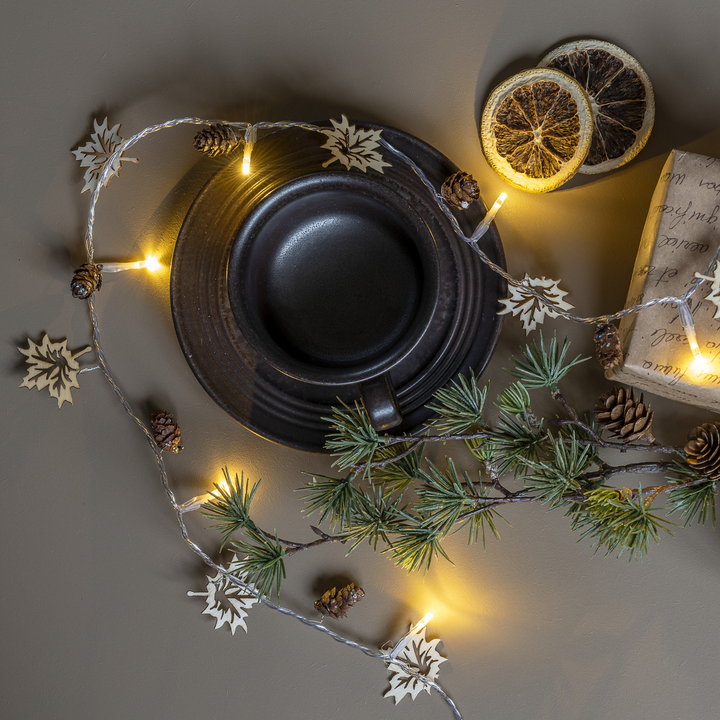 (Utgått) (Utgått) Slynge med blad og kongler 10 varmhvit LED - Batteridrevet-Julebelysning dekor og pynt-Konstsmide-3218-103-Lightup.no