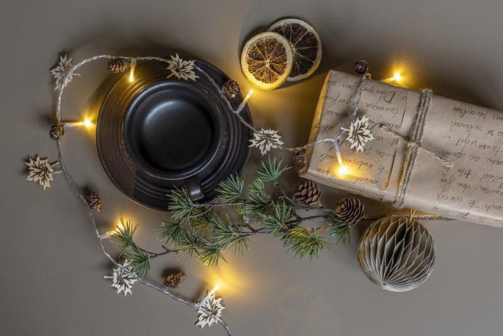 (Utgått) (Utgått) Slynge med blad og kongler 10 varmhvit LED - Batteridrevet-Julebelysning dekor og pynt-Konstsmide-3218-103-Lightup.no