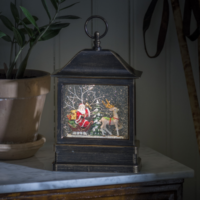 Vannfylt lykt med glittereffekt, nisse med slede-Julebelysning dekor og pynt-Konstsmide-4351-000-Lightup.no