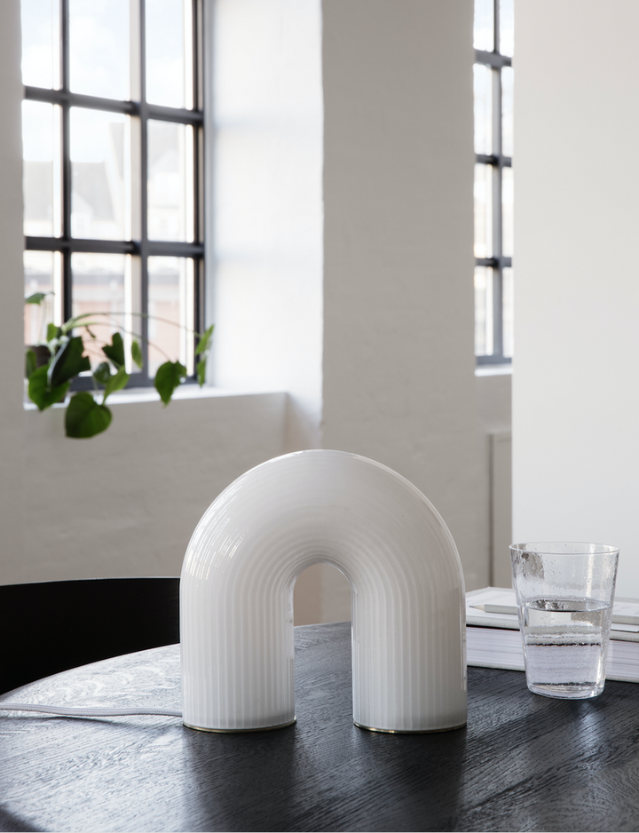 Vuelta bordlampe-Bordlamper-Ferm Living-Hvit-Feg__1100612001-Lightup.no